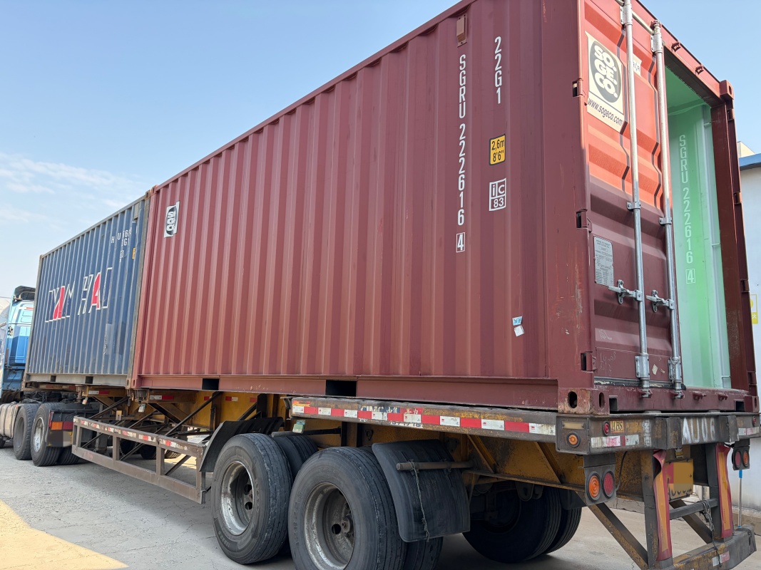 En fuld container med solskærmsnet blev sendt til Japan i morges